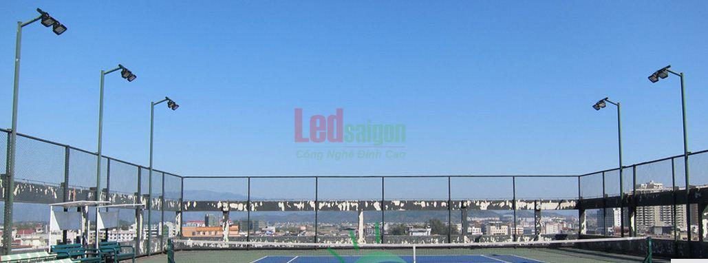 đèn pha sử dụng cho sân Tennis