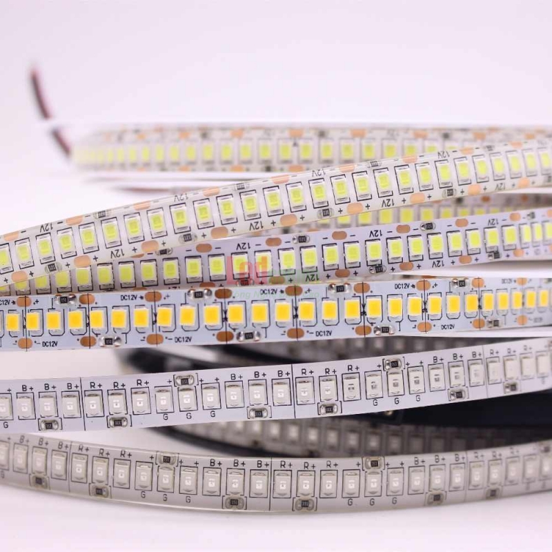 LED DÁN 5M 2835 240 LEDS